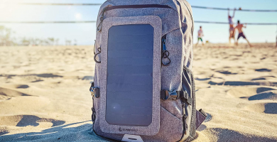 mochila con panel solar de amazon